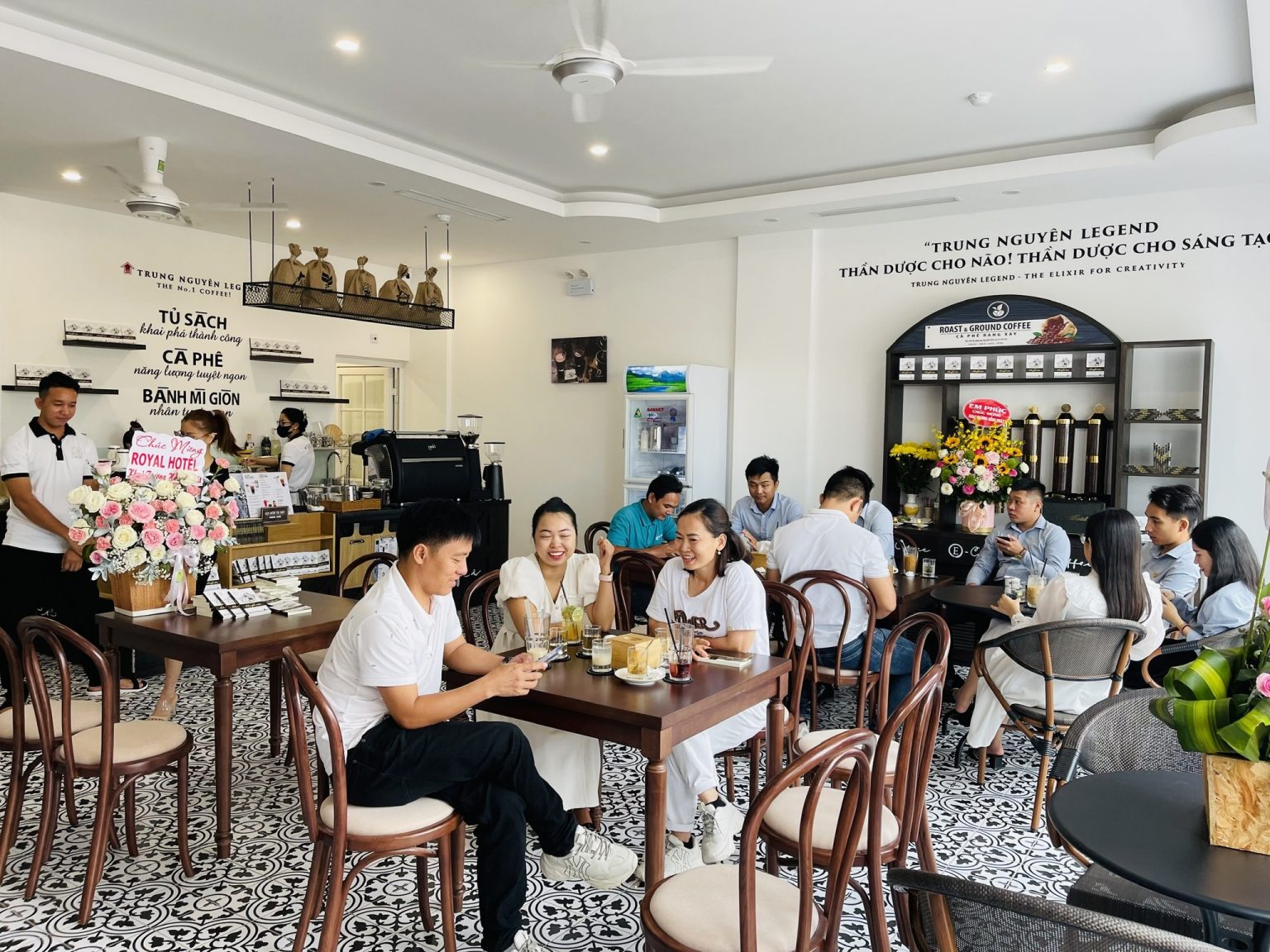 thiết kế trung nguy&ecirc;n coffee ph&uacute; quốc